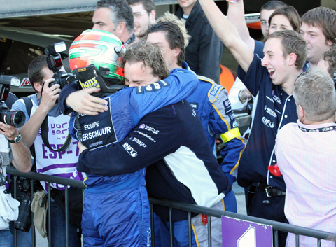 Mike Verschuur grijpt kampioenschap in enerverende race